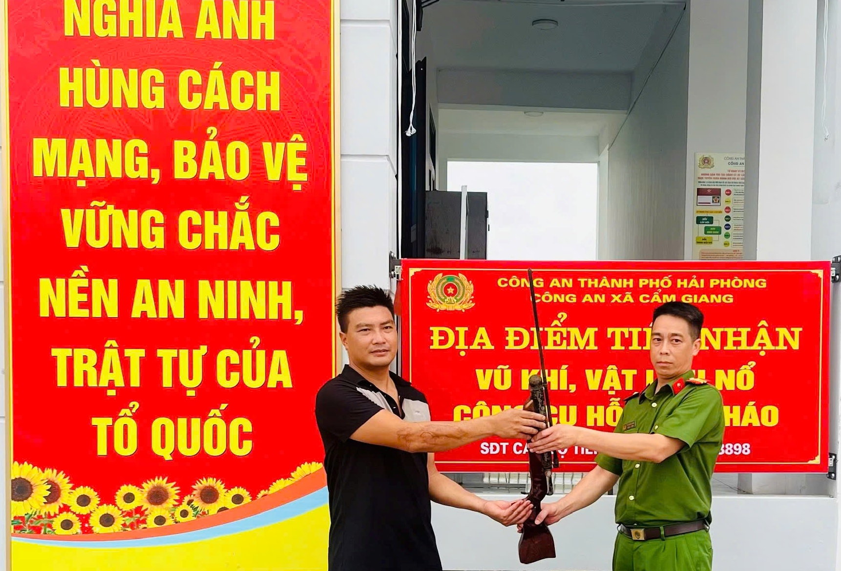 Công an xã Cẩm Giang tích cực vận động người dân giao nộp vũ khí 